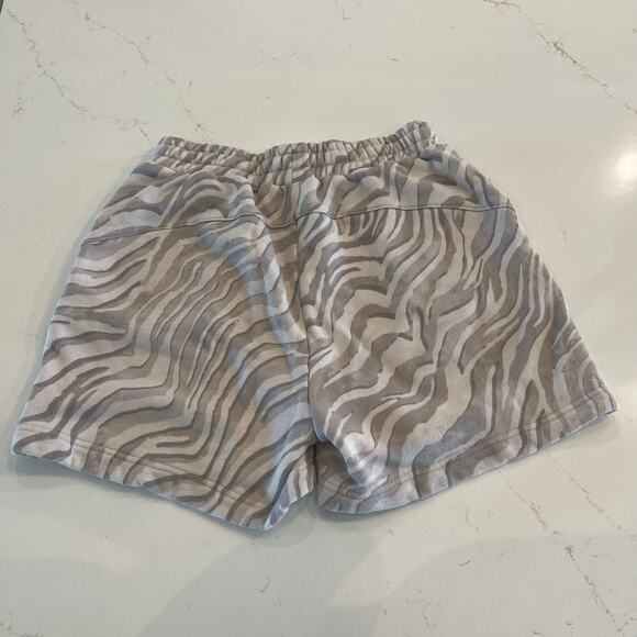 Sweaty Betty Essentials Shorts Light Grey Zebra Print Size Small‎ - Picture 4 of 10